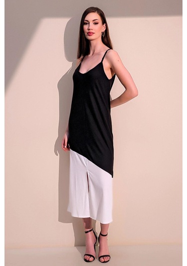 Kadın Siyah & Beyaz Rahat Asimetrik Bloklu Yırtmaçlı Askılı Uzun Elbise Siyah