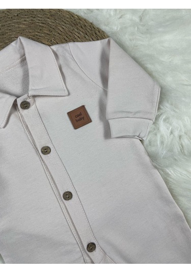 Gömlek Yaka Önden Düğmeli Arma Detaylı Erkek Bebek Tulum Krem