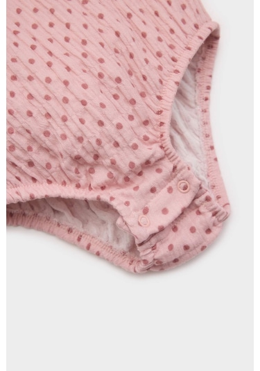 DeFacto Kız Bebek Yenidoğan 2'li Takım Müslin Geniş Yaka Uzun Kollu Tulum Külotlu Çorap E2384A525SPPR345