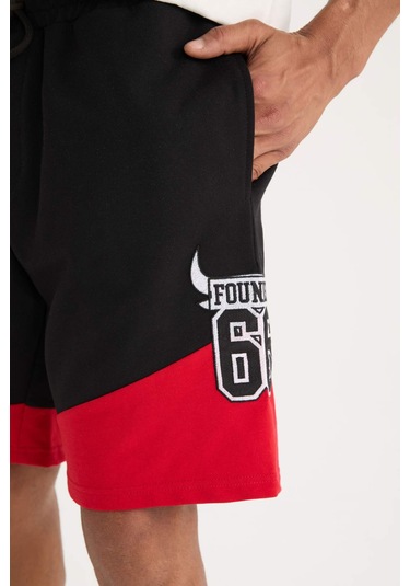 DeFactoFit NBA Chicago Bulls Standart Fit Düz Paça Şort B9894AX25SPBK81