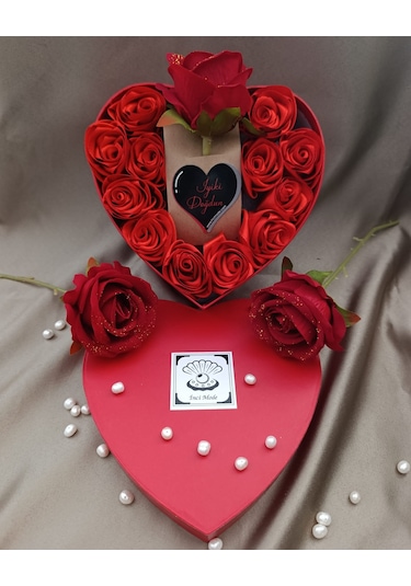İnci Mode İyiki Doğdun 12+1 Çiçekli Kalpli Kutu Hediyelik Çiçek Kutusu Kırmızı Doğumgünü Hediyesi