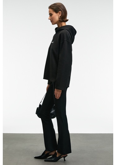 Grımelange Camellıa Kadın Önü Nakışlı Etek Ucu Yırtmaçlı Kapüşonlu Comfort Fit Siyah Sweatshirt Siyah