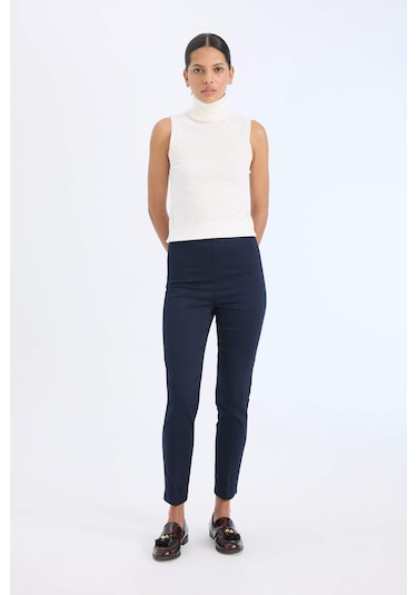 DeFacto Sigaret Normal Bel Düz Paça Saten Kumaş Kumaş Pantolon J8743AZ25SMNV135 DeFacto Sigaret Normal Bel Düz Paça Saten Kumaş Kumaş Pantolon J8743AZ25SMNV135