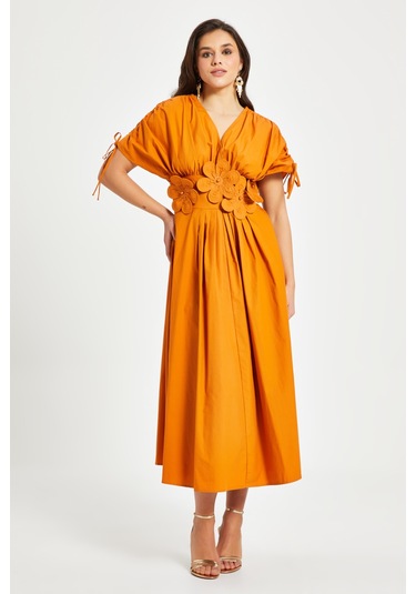 Kadın Bel Detaylı Kısa Kollu Elbise Çiçek Aplikeli, Büzgü Ve Bağcık Detaylı, %100 Pamuk Caramel