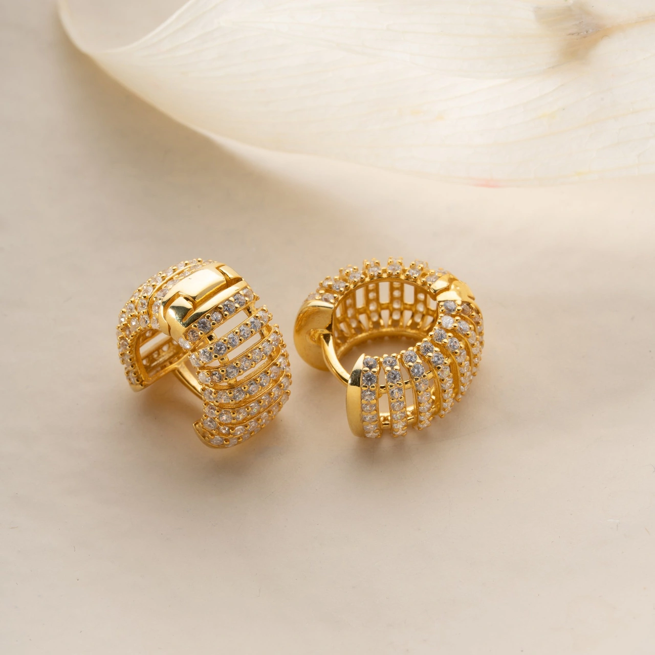 925 Ayar Gümüş Bombeli Taşlı Halka Küpe Altın