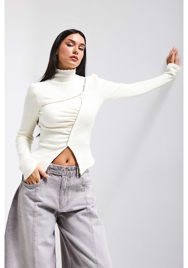 Itsbasic Kadın Beyaz W5 Asimetrik Kesim Fermuar Detaylı Özel Tasarım Crop Top