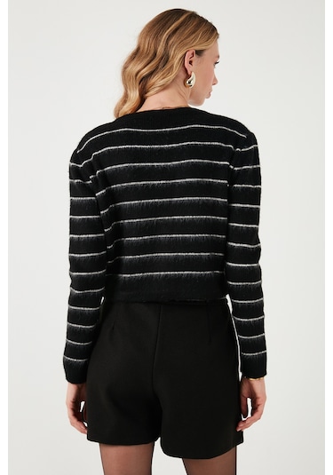 Lela Standart Fit Çizgili Yumuşak Dokulu Crop Triko Bayan Hırka 4615551 Siyah Lela Standart Fit Çizgili Yumuşak Dokulu Crop Triko Bayan Hırka 4615551 Siyah