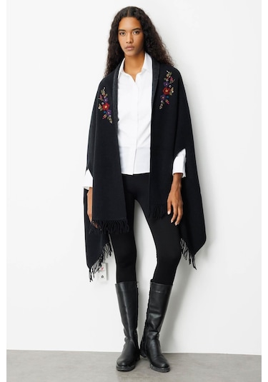 Kadın Yakası İşlemeli Koldan Geçmeli Büyük Yün Panço Siyah Siyah