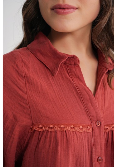 4677 Kadın Dantel Detaylı Müslin Gömlek Kızılcık Kızılcık
