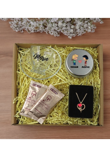 Bk Gift Kişiye Özel İsimli Dtf Cam Kahve Fincanı & Türk Kahvesi & Aşk Çiçeği Kalp Kolye & Gümüş Metal Kutuda Kokulu Mum Hediye Seti-2, Sevgiliye Hediy
