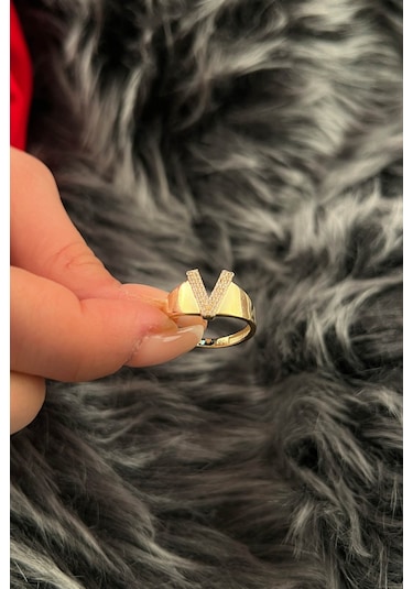 Fiyonk Kuyumculuk 14 Ayar Altın Taşlı V Harfli Yüzük 001