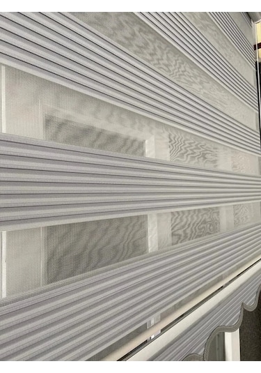 Açık Gri Geniş Pliseli Zebra Stor Perde Eteği Dilimli Alüminyum Kasa Metal Ayak Açık Gri