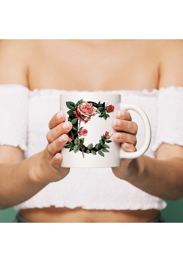 C Baş Harf Kırmızı Güller İle Sarılı Bardak 330 Ml Kişiye Özel Çiçekli Hediye Beyaz