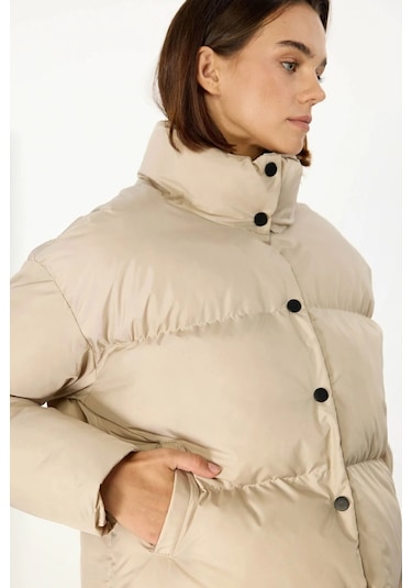 İçi Astarlı Su Ve Rüzgar Geçirmez Cepli Dik Yaka Kadın Mont Bej
