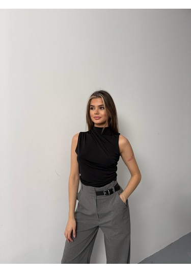 Kadın Kolsuz Büzgü Detaylı Dik Yaka Bluz Siyah
