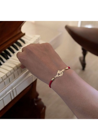 Archin V Harfine Özel Kırmızı Örgülü 14 Ayar Altın Plakalı Minik Kuş Motifli Hediye Bileklik-363harf V