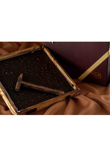 Çekiçli Ahşap Kutu Bitter Antep Fıstıklı Beyoğlu Çikolata 1000 G