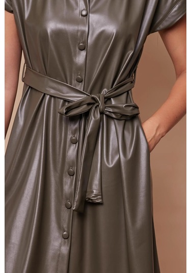 Kadın Hafif Likralı Ekolojik Deri Yakalı Düşük Omuzlu Yan Cepli Düğmeli Diz Boy Elbise-haki Haki