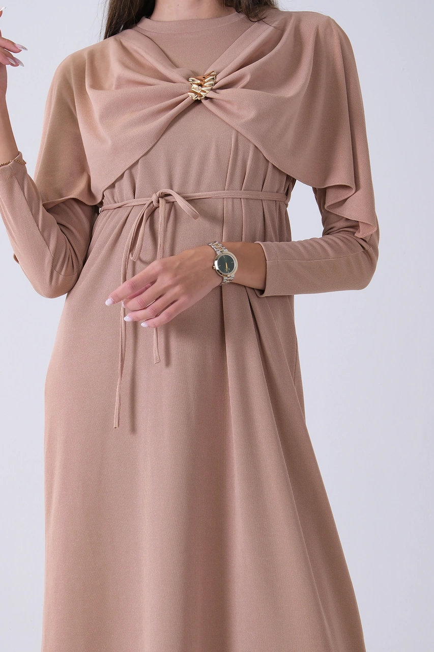 Feminist Bej Bisiklet Yaka Kendinden Şal Detaylı Broşlu Bel Bağlamalı Elbise 4571580.55 Bej