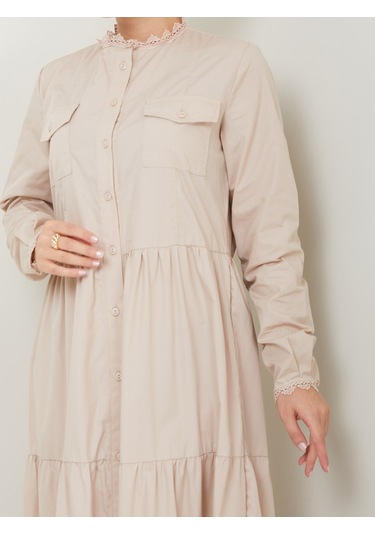 Dantelli Doğal Kumaşlı Boydan Düğmeli Kot Elbise Bej