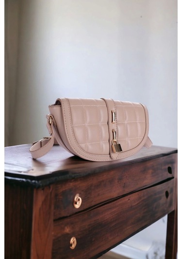 Stella Vizon Kilit Aksesuarlı Kapitone Desenli Çapraz Askılı Trend Kadın Omuz Çantası Vizon Kapitone Çok Renkli