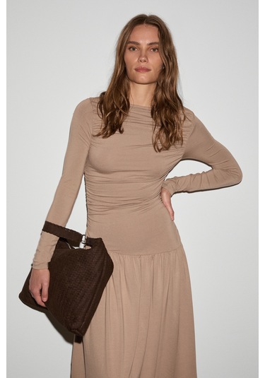 Grımelange Commeny Kadın Balerin Yakalı Esnek Kumaşlı Vücuda Oturan Büzgü Detaylı Bej Elbise Bej