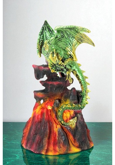 Volkanda Duran Dragon Figürü