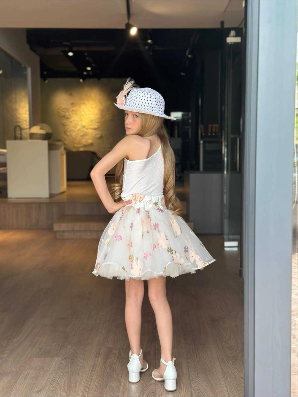 Kız Çocuk Tek Omuzlu Gül Broşlu Jakarlı Desenli Etekli Takım 3 Parça Set Şapka/bluz/etek Bej