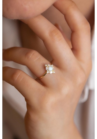 Kare Tasarım Beyaz Opal Altın Yüzük