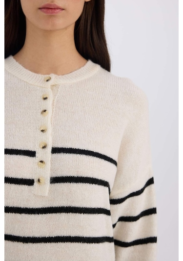 DeFacto Oversize Geniş Kalıp Düğmeli Yaka Çizgili Triko Kazak D4913AXNSER105 Ekru