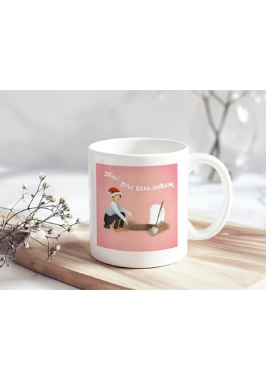 Yeni Yılı Bekliyorum Yazılı Komik Tasarım Kupa Eğlenceli Yılbaşı Hediyesi - Mizahi Kupa Beyaz