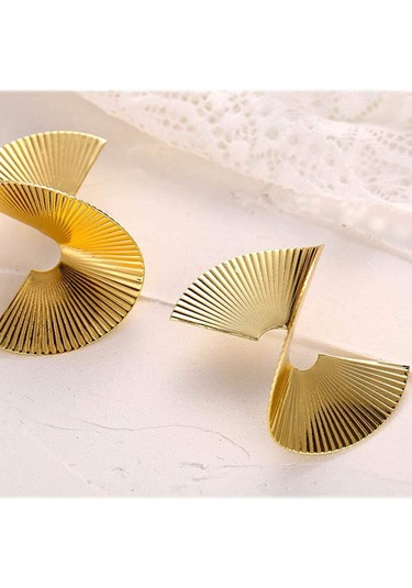 Geeksen "şık Ve Cesur: Altın Renkli Metal S Fan Küpe - Her Tarza Uygun" Gold