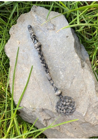 Oksitli Gümüş Kazaziye Örgü Detay Tekli Tesbih Püskülü