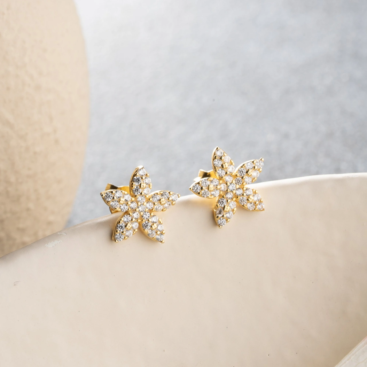 925 Ayar Gümüş Taşlı Minimal Çiçek Küpe Altın