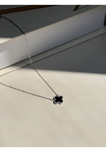 Siyah Yonca Figürlü Gümüş Renk Çelik Kolye Minimal Ve Asil Dokunuş Gümüş