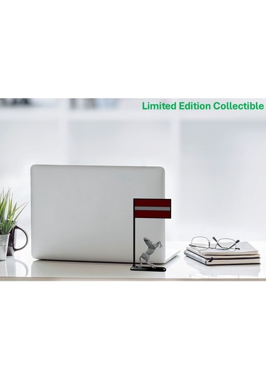 Letonya Bayraklı Masa Dekoru Şaha Kalkmış At Figürlü 3d Baskı