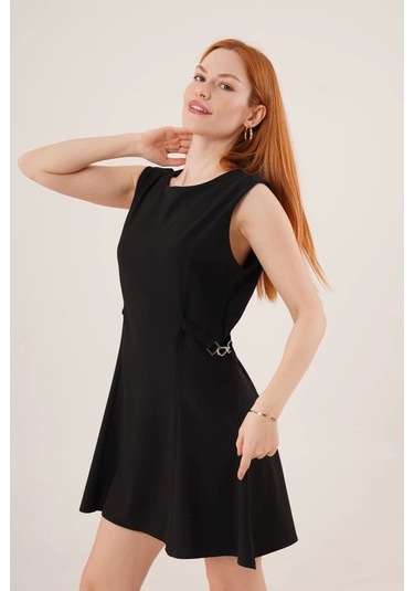 Yanları Zincir Detaylı Sıfır Kol Siyah Mini Elbise Siyah