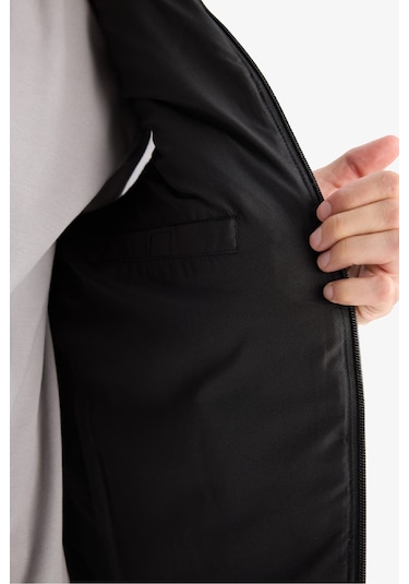 Defacto Slim Fit Dar Kesim Kapüşonlu Fermuarlı Şişme Yelek C5025ax25wnbk27 Siyah
