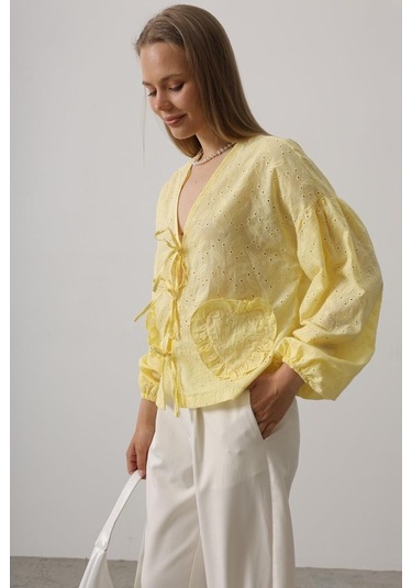 Kalp Detaylı Bağlamalı Brode Bluz - Sarı Sari