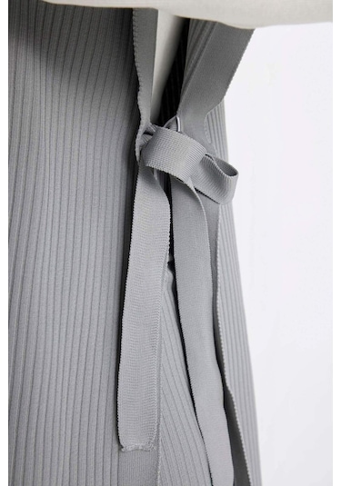 Defacto Regular Fit Bisiklet Yaka Basic Düz Yan Bağlamalı Triko Süveter Y1323AZ24AUGR422 Gri