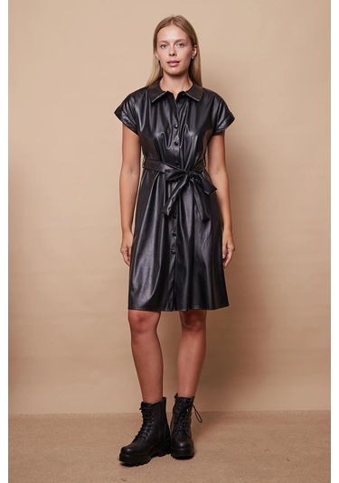 Kadın Hafif Likralı Ekolojik Deri Yakalı Düşük Omuzlu Yan Cepli Düğmeli Diz Boy Elbise-siyah Siyah