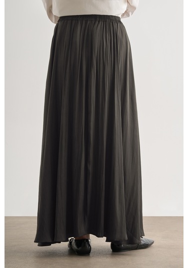 Mizalle Gri Kırışık Görünümlü Saten Maksi Etek Koyu Gri