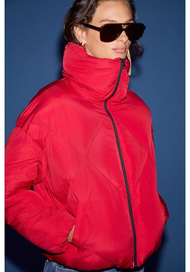 Manon  Kadın Dik Yaka Kapitone Desenli Orta Kalınlıkta Rüzgar Geçirmez Şişme Dış Giyim Kırmızı Mont