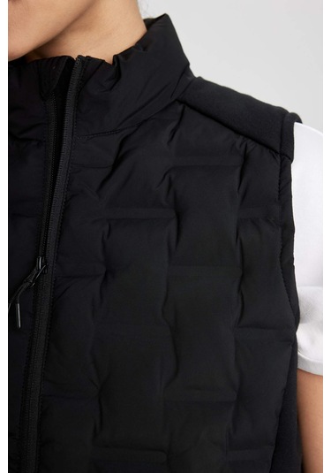 DeFactoFit Su İtici Rüzgar Geçirmez Slim Fit Dar Kesim Fermuarlı Şişme Sporcu Yelek B2069AX24SPBK81 Siyah