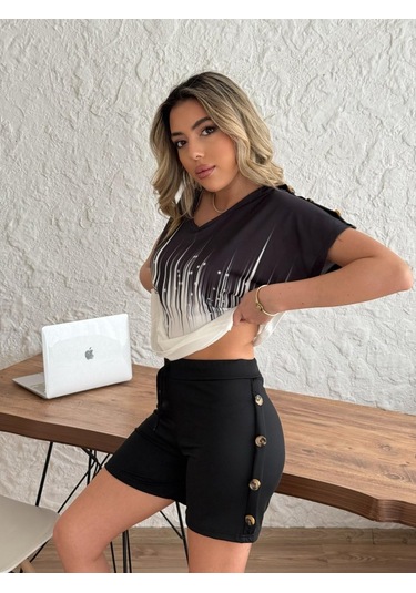 Kadın V Yaka Kısa Kol Kenarları Minik Yırtmaç Detaylı Dalgıç Bluz + Düğme Detaylı Dalgıç Şort Çok Renkli Kadın V Yaka Kısa Kol Kenarları Minik Yırtmaç Detaylı Dalgıç Bluz + Düğme Detaylı Dalgıç Şort Çok Renkli