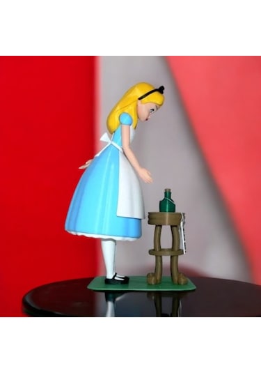 Alice Harikalar Diyarında Alice Figürü