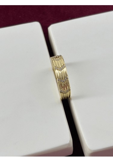 Ok Şekilli Ve Taşlı Gold Yüzük Gold