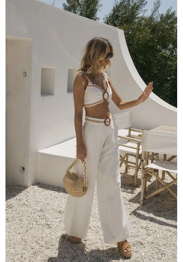 Şeritli Çift Tokalı Natürel Dokulu Keten Kumaşlı Palazzo Pantolon Sırt Lastikli Üçgen Krop Takım Beyaz Şeritli Çift Tokalı Natürel Dokulu Keten Kumaşlı Palazzo Pantolon Sırt Lastikli Üçgen Krop Takım Beyaz