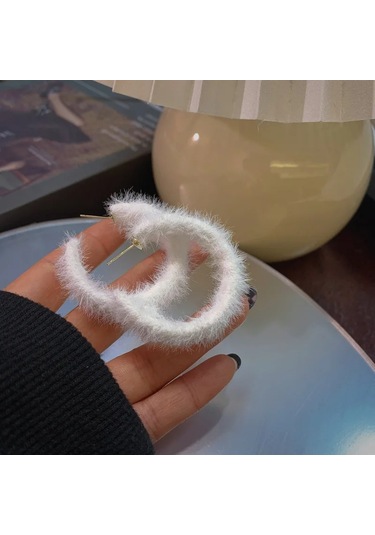 Peluş Hoop Küpeler Kadınlar İçin Kürklü Beyaz Yuvarlak Hoop Beyaz