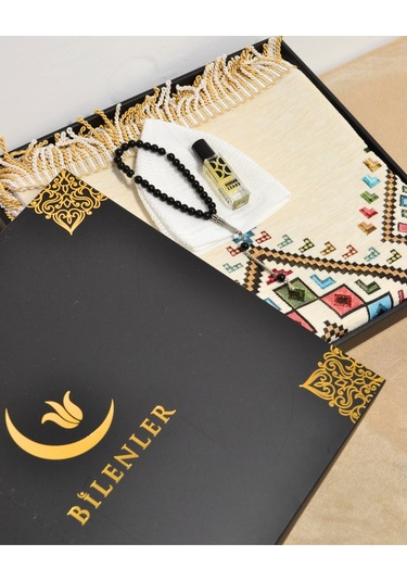 Erkekler İçin Seccade Takke Tesbih Esans Hediyelik Seti Kilim Desenli Kadife Astarlı Seccade Ve Özel Kutulu Lüks Hac Umre Hediyesi Beyaz